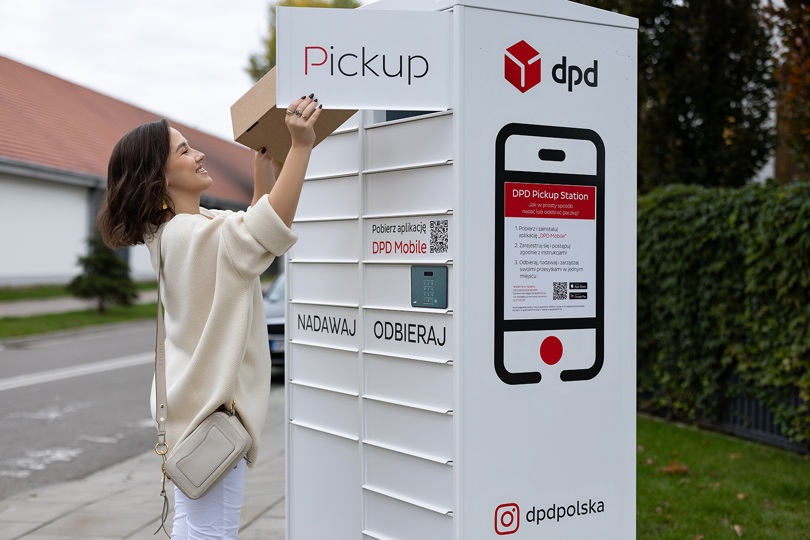 Klientka odbiera paczkę z automatu DPD Pickup